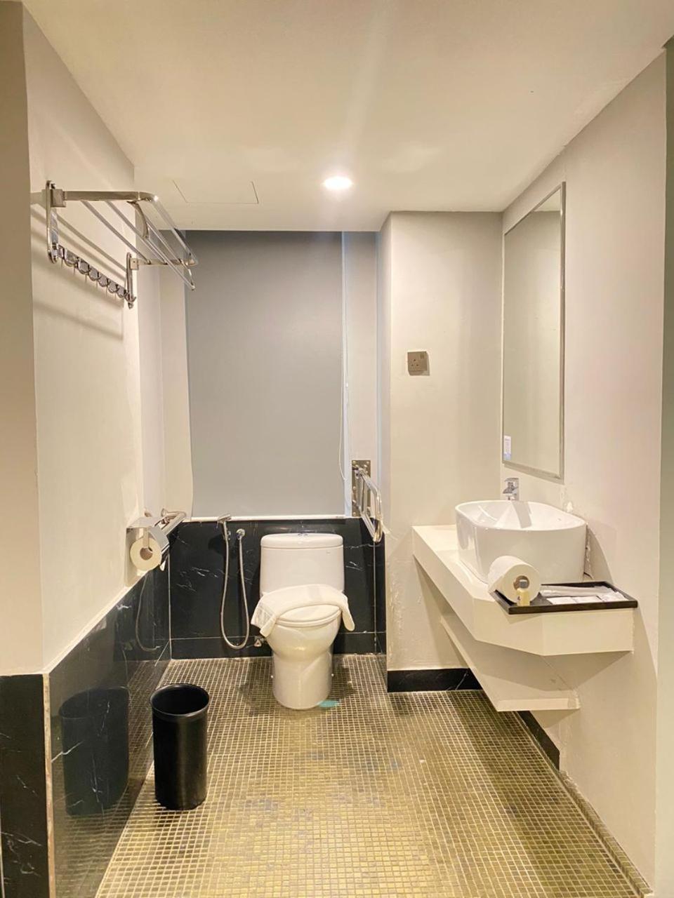 קואלה לומפור Days Hotel & Suites By Wyndham Kl - Chan Sow Lin Mrt Or Lrt מראה חיצוני תמונה